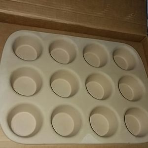 Never used Pampered Chef Stoneware Muffin pan